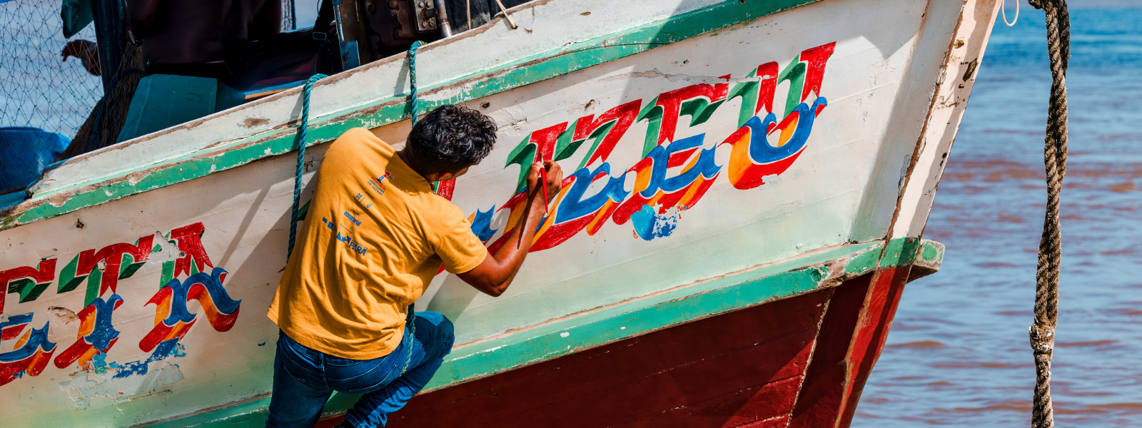 Tipografia ribeirinha é arte que viaja de porto em porto e ancora no imaginário amazônico

