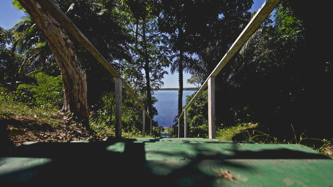 Acesso ao lago por dentro da comunidade