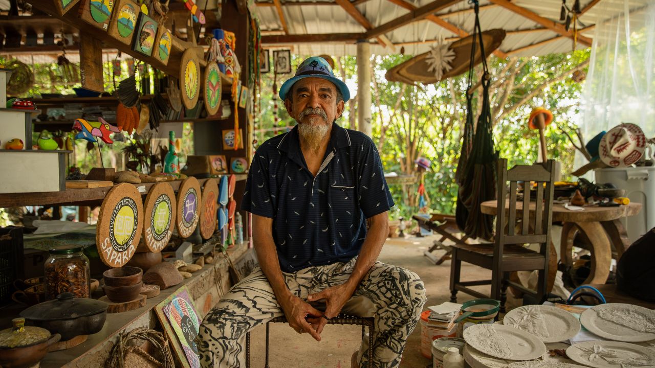 Edinel Pereira, artista do Tepequém, em Roraima, que transforma materiais descartados em obras de arte.