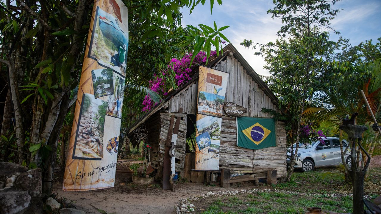 Cabana do Garimpeiro, espaço dedicado à história da Serra do Tepequém, com exposição de objetos históricos.