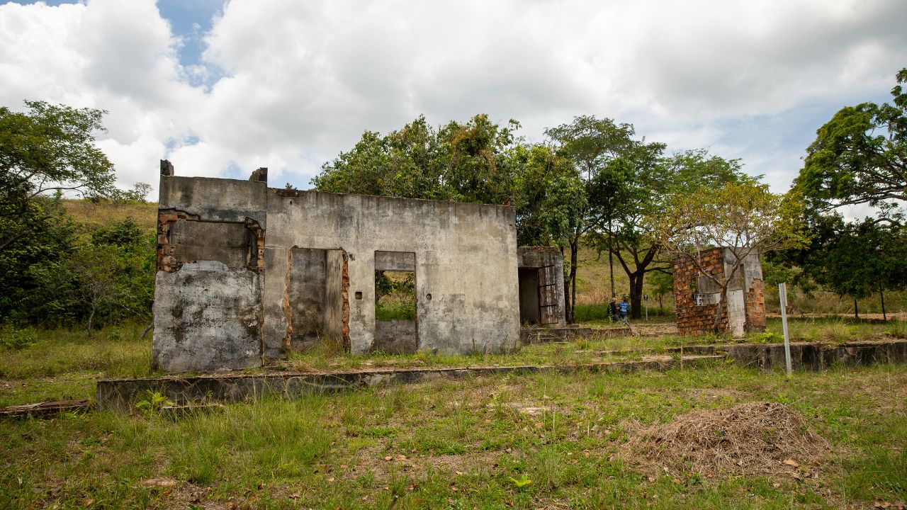 Ruínas de antigas construções do garimpo de diamantes no Cabo Sobral, na Serra do Tepequém.