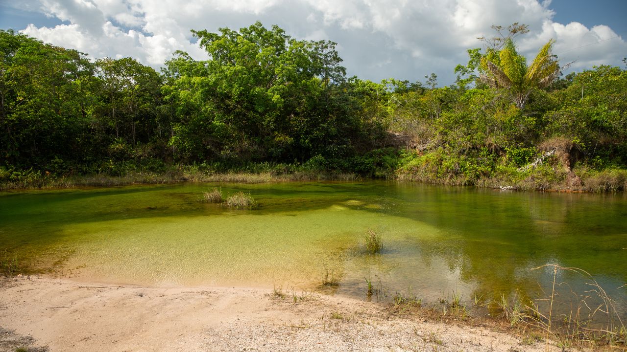 Lago das Esmeraldas, atrativo natural formado em antigas áreas de garimpo na Serra do Tepequém, em Roraima.