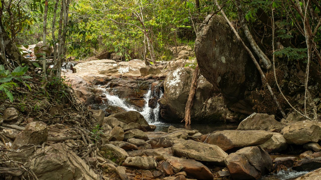 Cachoeira do Barata, na Serra do Tepequém, em Roraima, com quedas d'água e piscinas naturais.