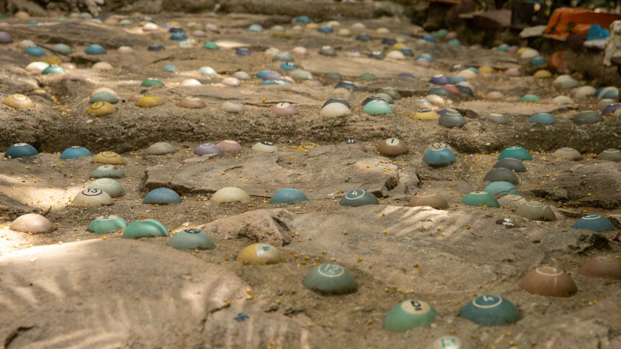 Bolas de sinuca da época do garimpo transformadas em peças artísticas na Casa do Artista, no Tepequém.