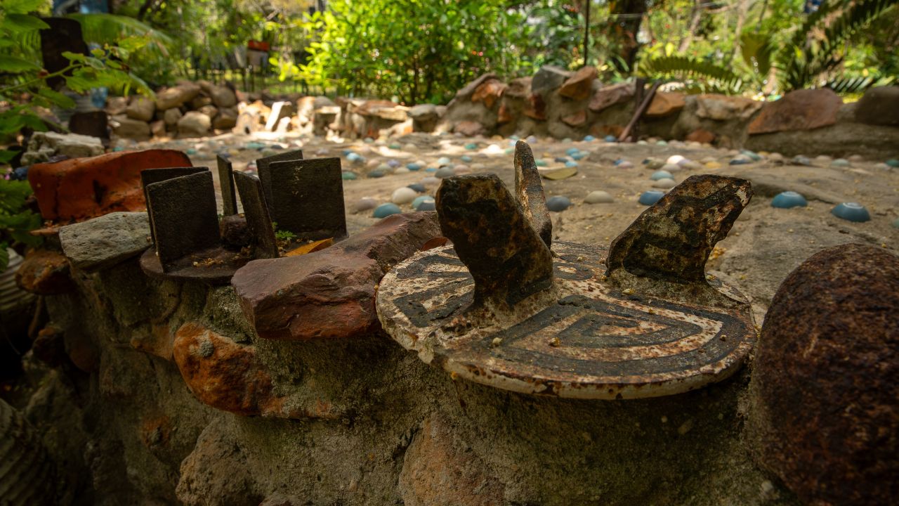 Obras de arte e materiais reaproveitados por Edinel Pereira na Casa do Artista, no Tepequém.